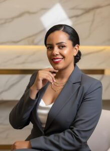 Paula Caetano Ferreira, presidente do Instituto Cidadania que Acolhe, sorrindo, de blazer cinza