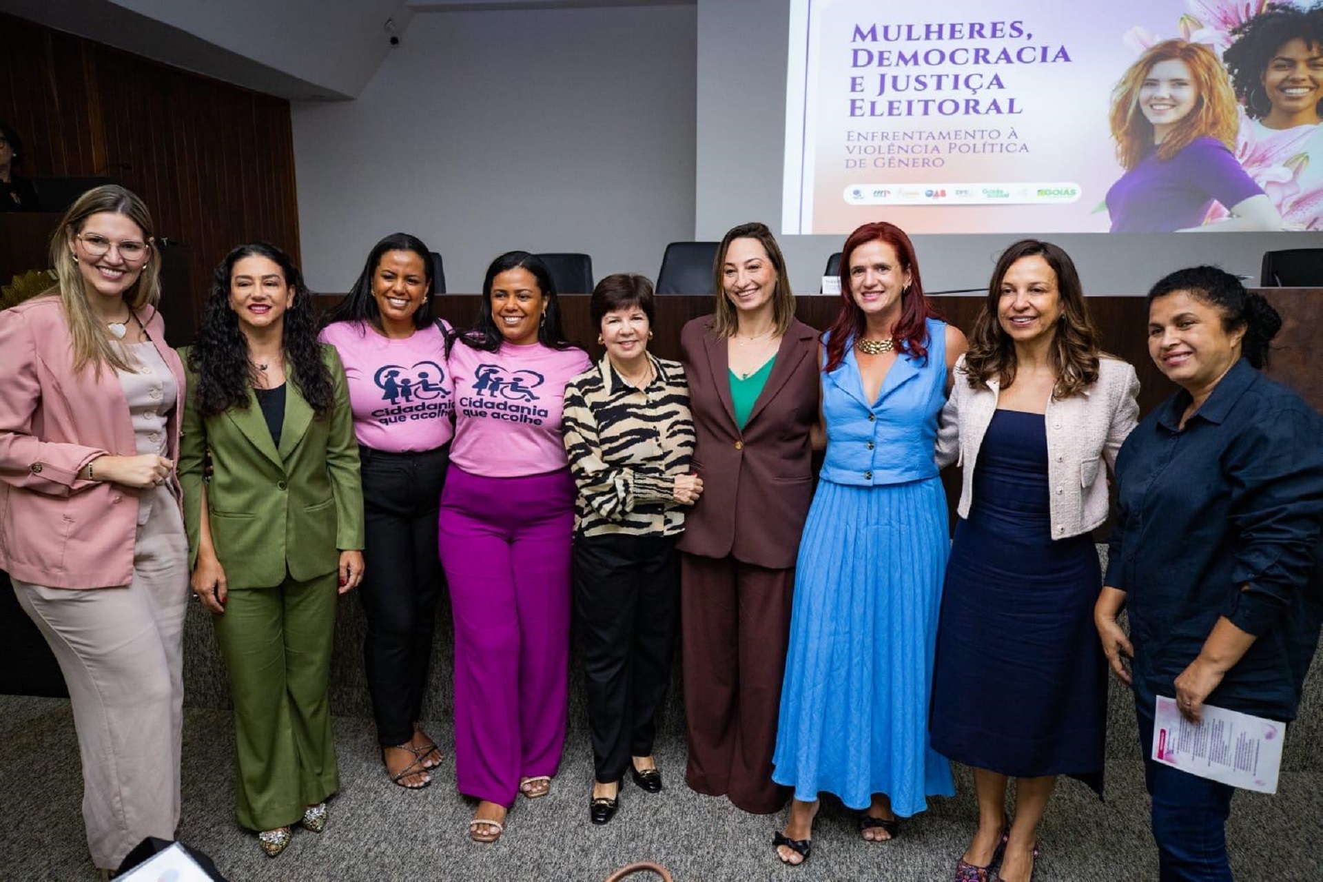 Integrantes da Cidadania que Acolhe com outras mulheres no evento Mulheres, Democracia e Justiça Eleitoral
